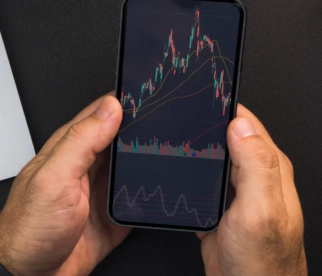 Držanje kriptovaluta na berzi tj menjačnici Mobilni telefon prikazuje kripto menjačnicu